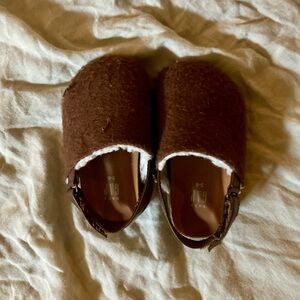 Barely used Gap fleece lined toddler clogs
